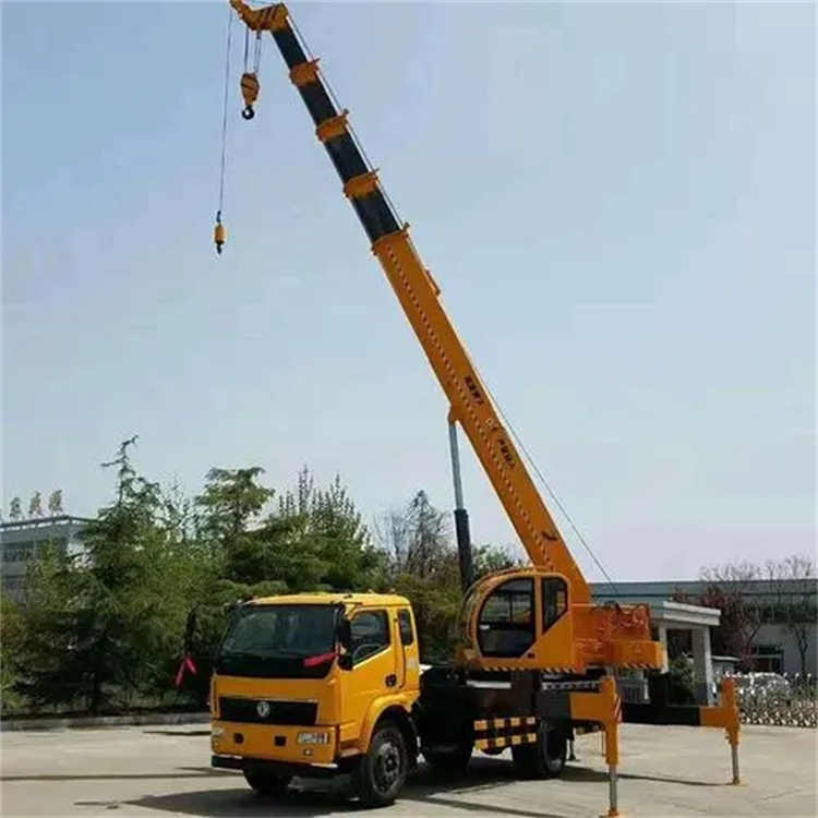 浈江钢筋笼入孔时,由吊车采用单点起吊